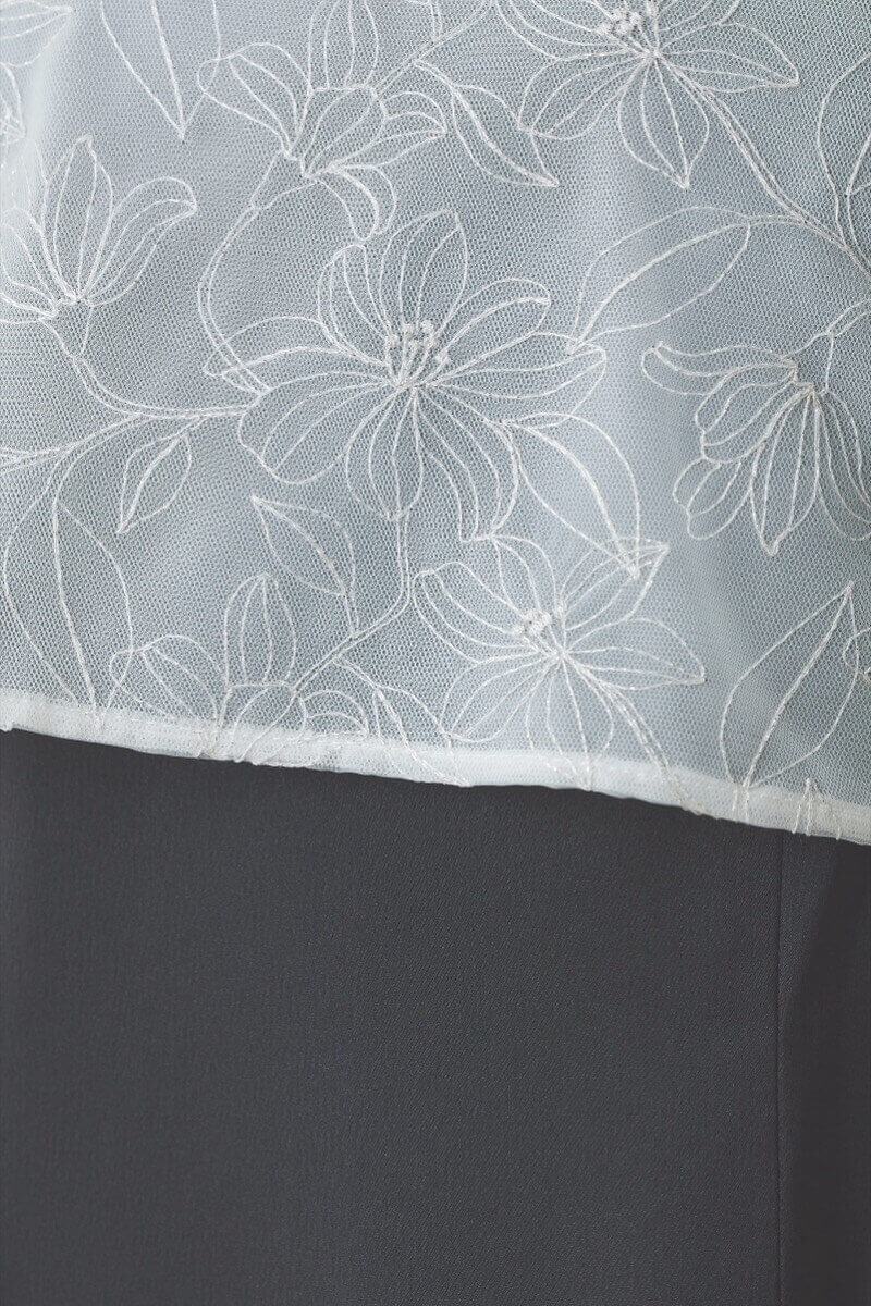 ブラック×ホワイトの刺繍トップスマットサテンドレス