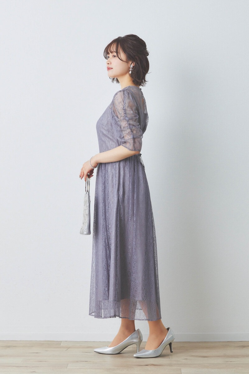 グレーのギャザースリーブレースアップドレス