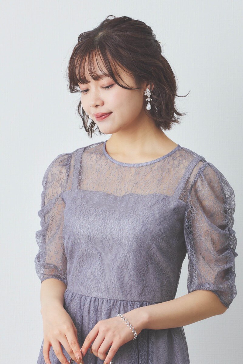 グレーのギャザースリーブレースアップドレス