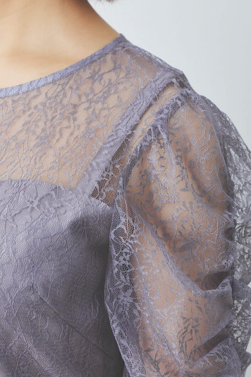 グレーのギャザースリーブレースアップドレス