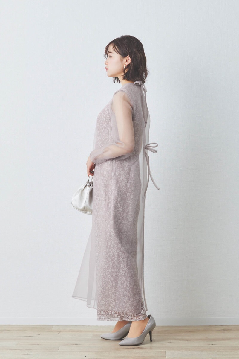 ピンクベージュのシアーレイヤードオールインワンドレス