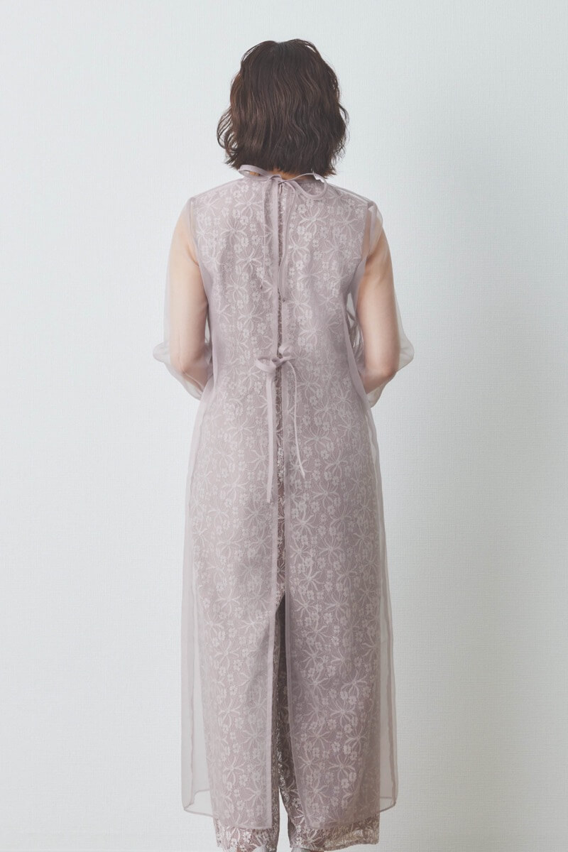 ピンクベージュのシアーレイヤードオールインワンドレス