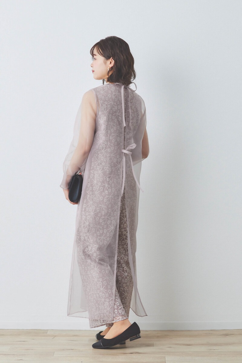 ピンクベージュのシアーレイヤードオールインワンドレス