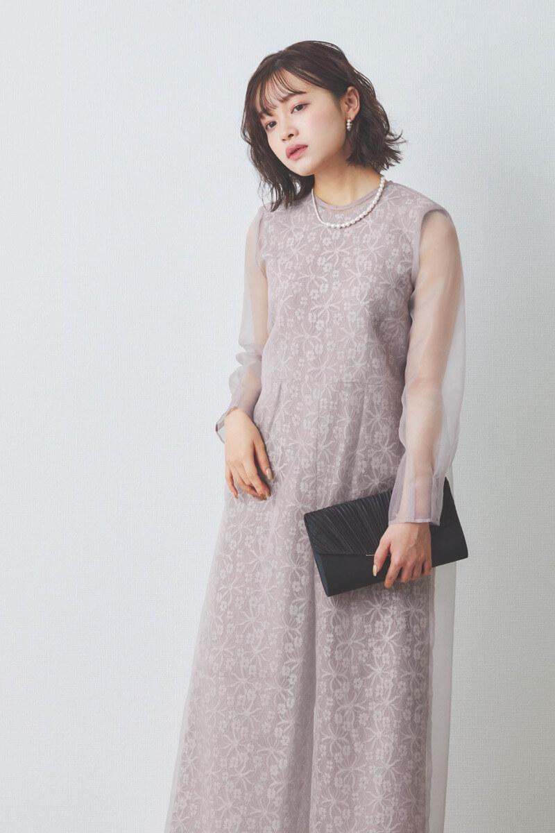 ピンクベージュのシアーレイヤードオールインワンドレス