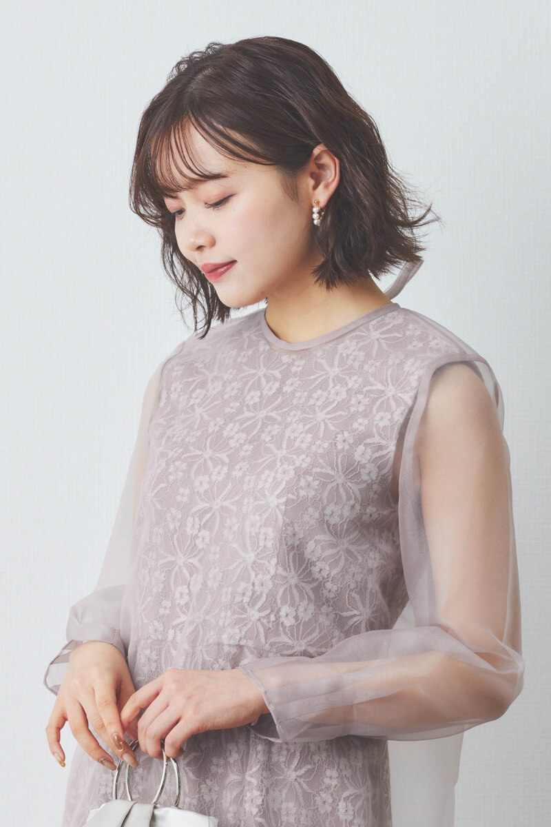 ピンクベージュのシアーレイヤードオールインワンドレス