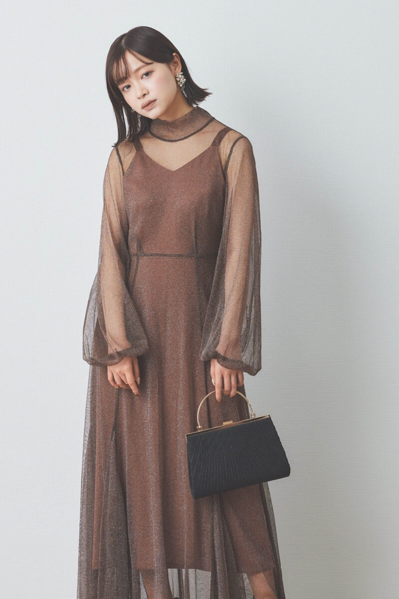 ブラウンのロングスリーブラメチュールドレス