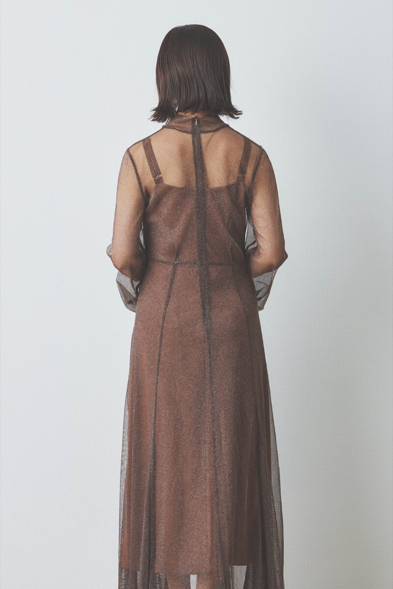 ブラウンのロングスリーブラメチュールドレス