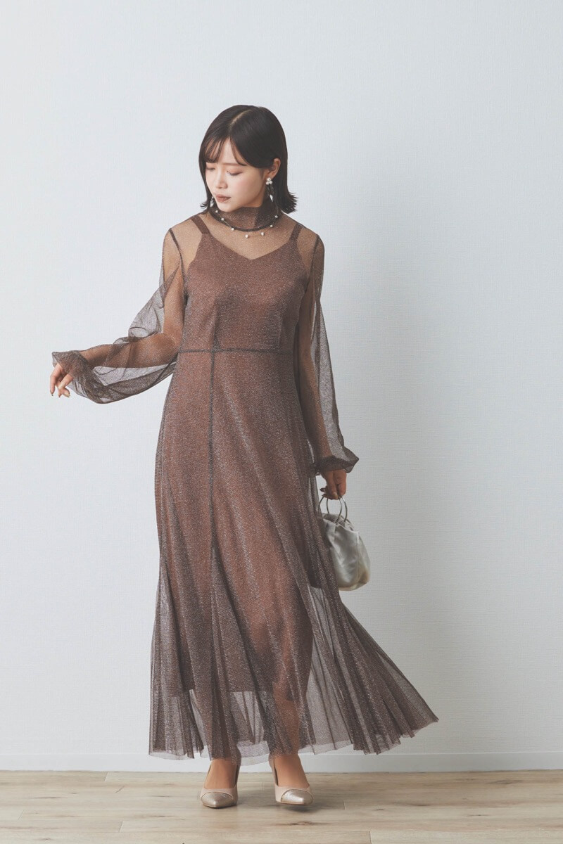 ブラウンのロングスリーブラメチュールドレス