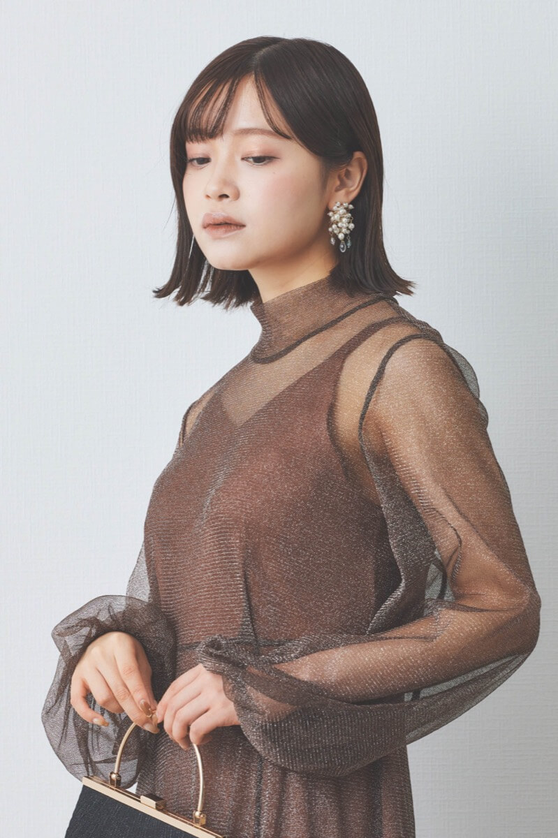 ブラウンのロングスリーブラメチュールドレス