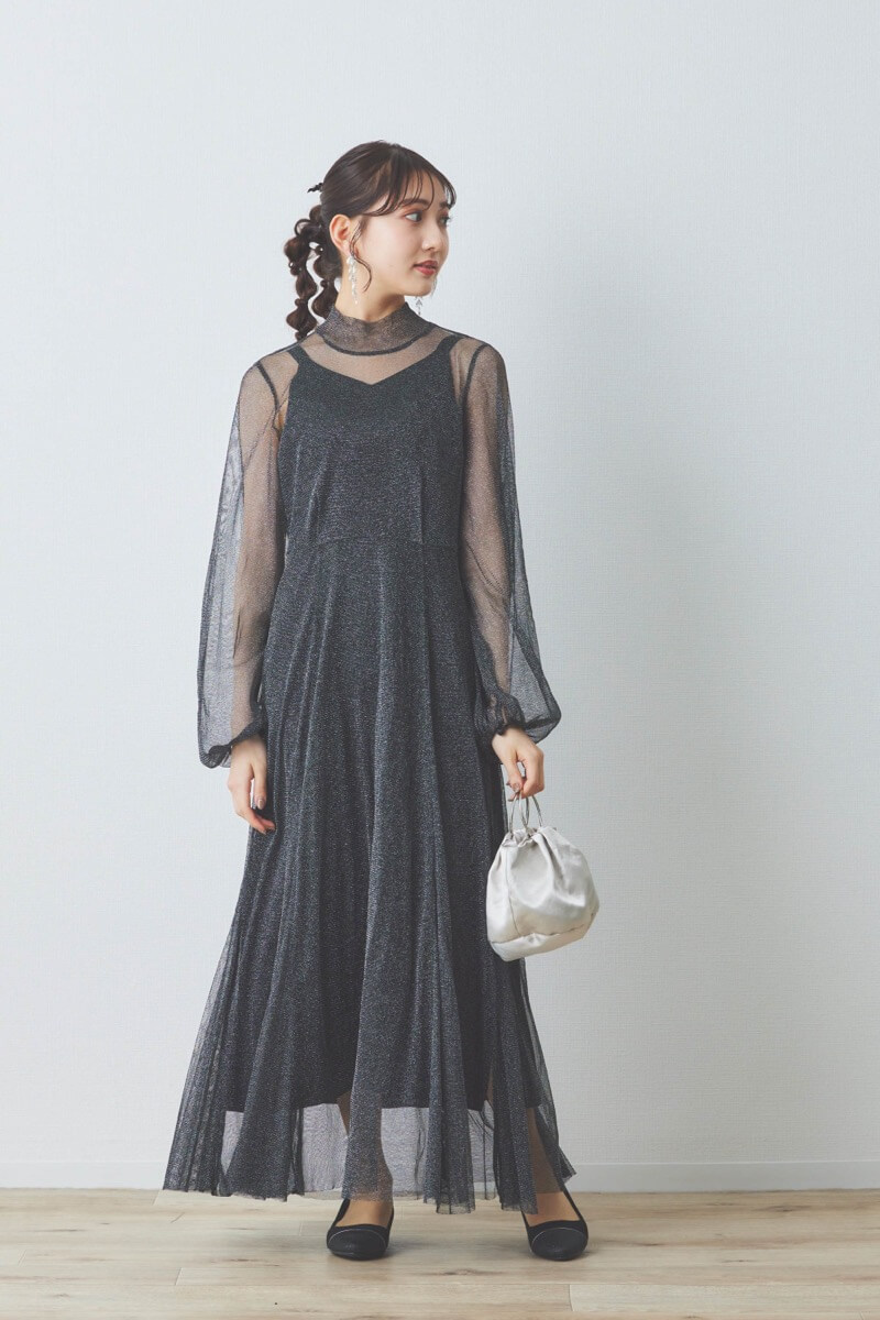 ブラックのロングスリーブラメチュールドレス