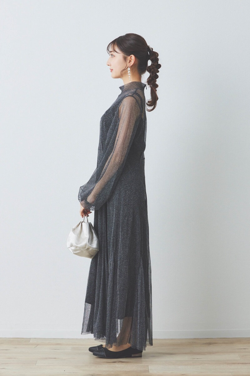 ブラックのロングスリーブラメチュールドレス