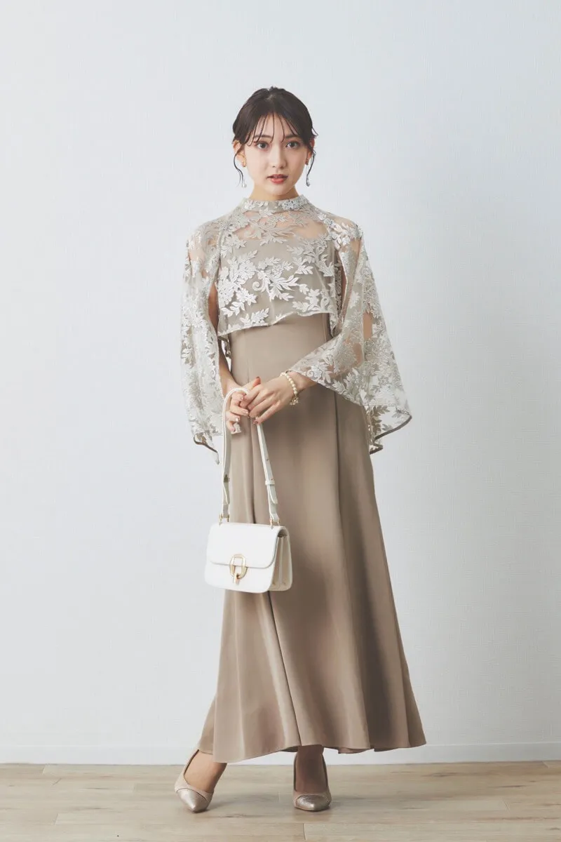 ベージュのエンブロイダリーレースケープセットドレス