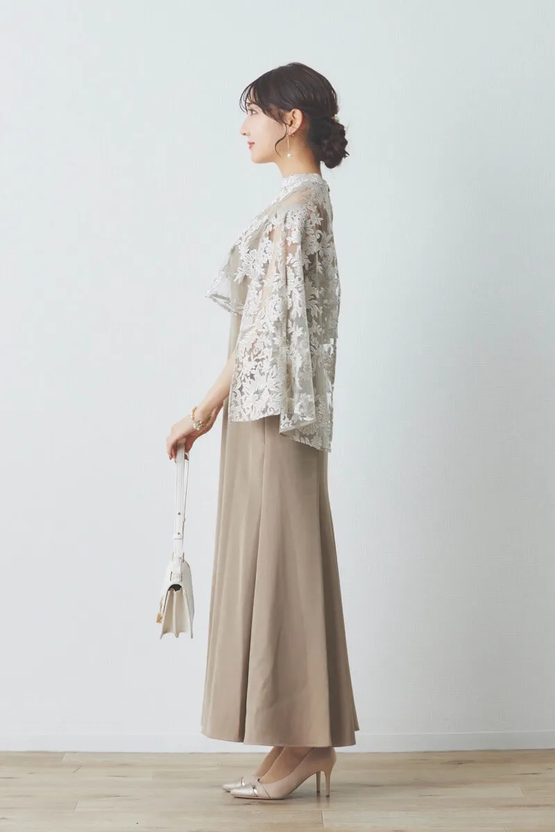 ベージュのエンブロイダリーレースケープセットドレス