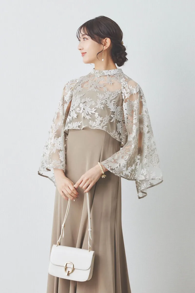 ベージュのエンブロイダリーレースケープセットドレス
