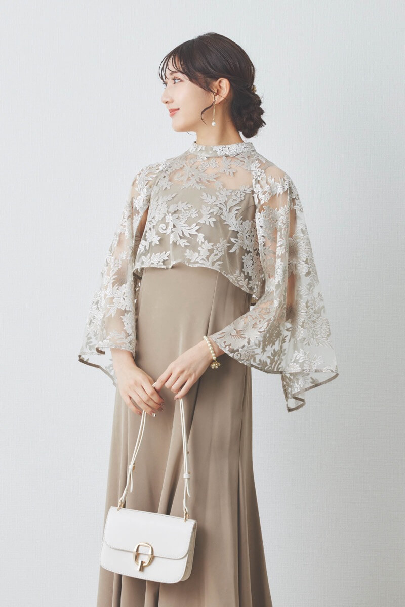 ベージュのエンブロイダリーレースケープセットドレス