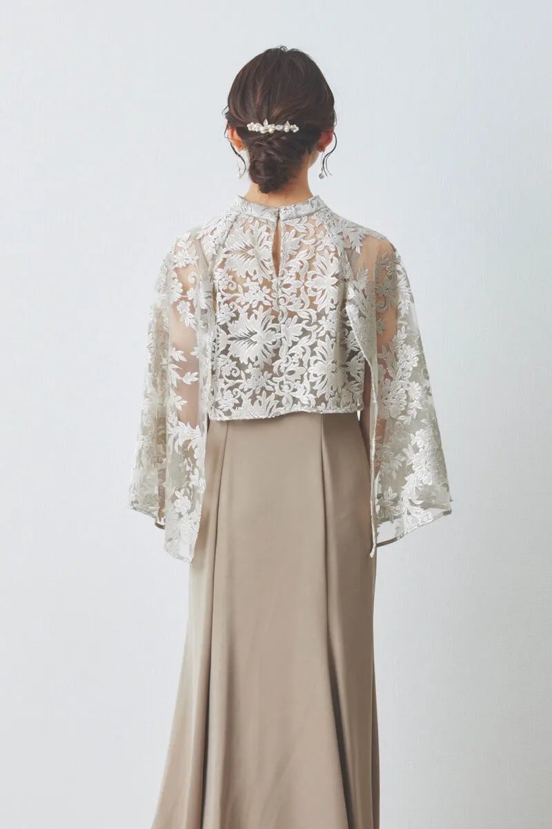 ベージュのエンブロイダリーレースケープセットドレス