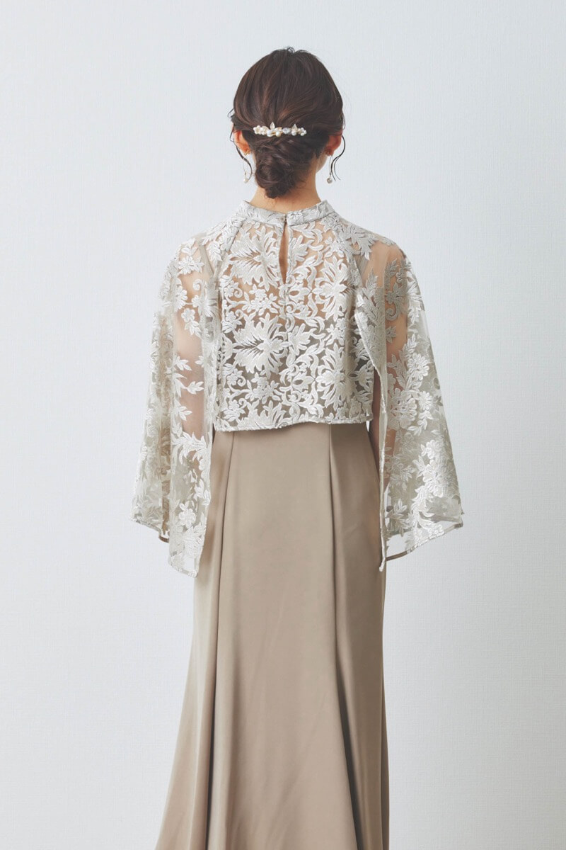 ベージュのエンブロイダリーレースケープセットドレス