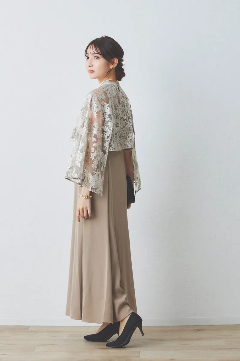 ベージュのエンブロイダリーレースケープセットドレス