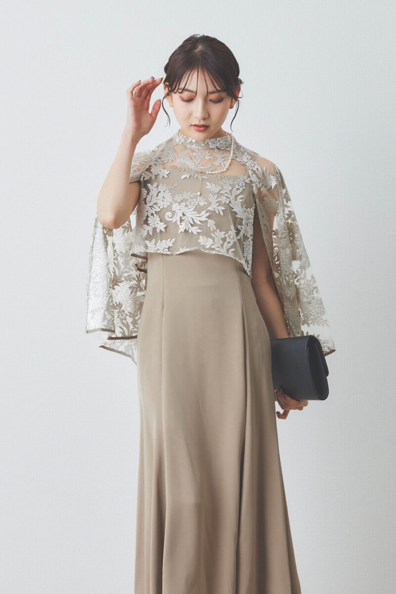 ベージュのエンブロイダリーレースケープセットドレス