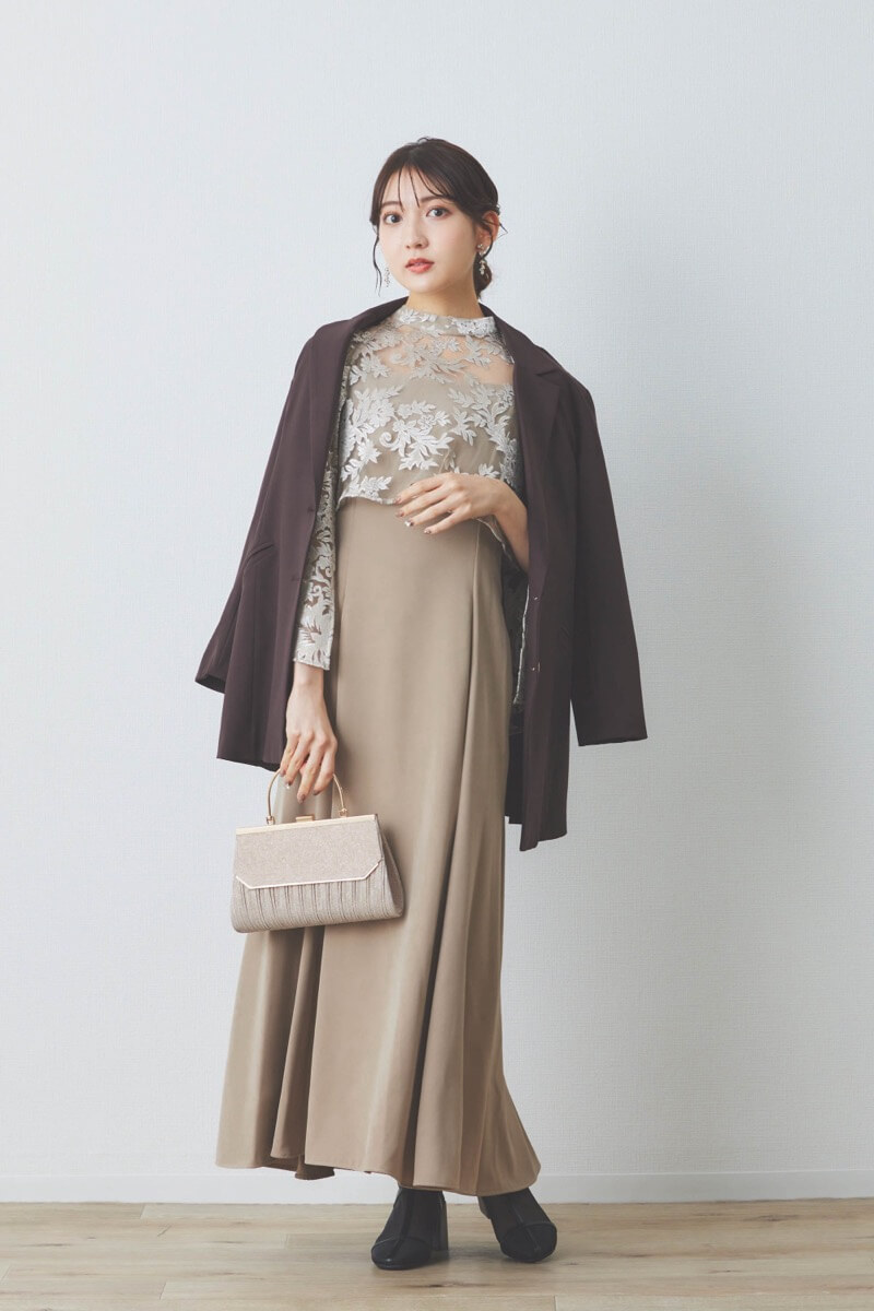 ベージュのエンブロイダリーレースケープセットドレス