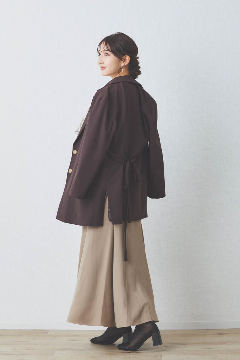 ベージュのエンブロイダリーレースケープセットドレス