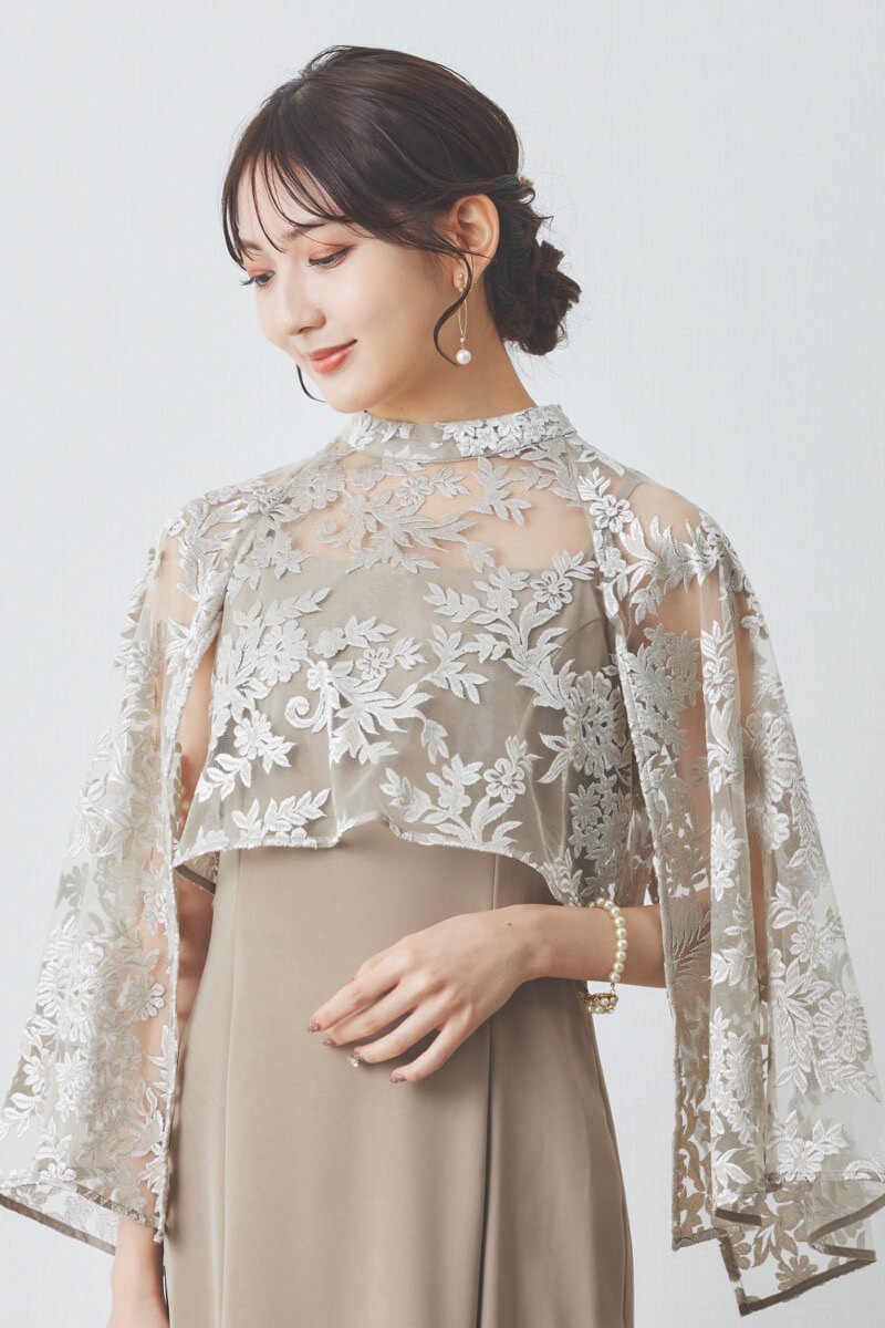 ベージュのエンブロイダリーレースケープセットドレス