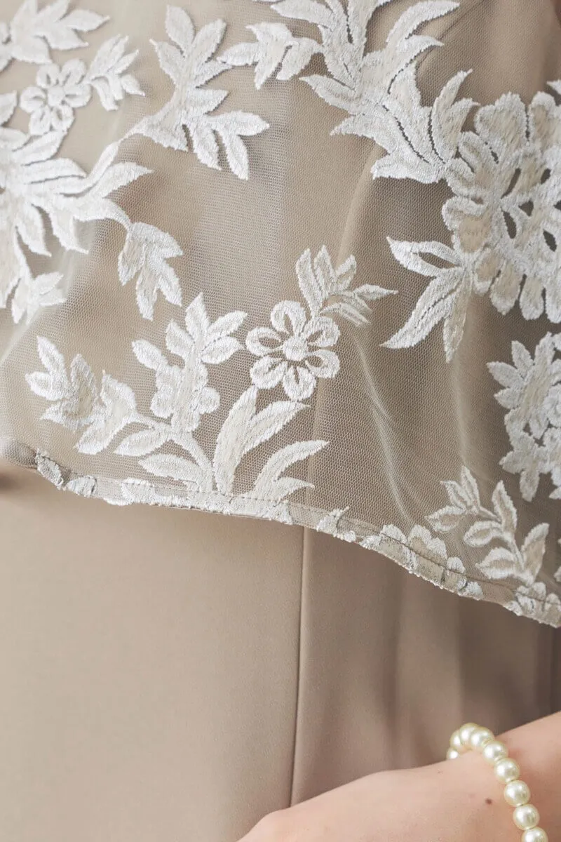 ベージュのエンブロイダリーレースケープセットドレス