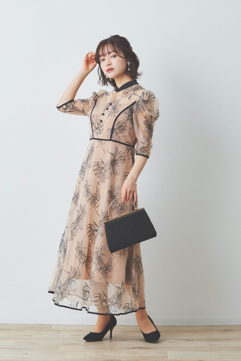 ベージュの配色フラワーレースパイピングドレス