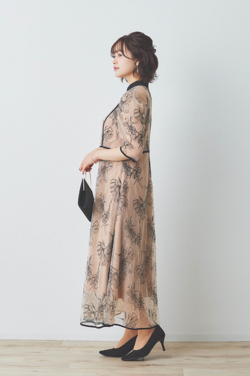 ベージュの配色フラワーレースパイピングドレス