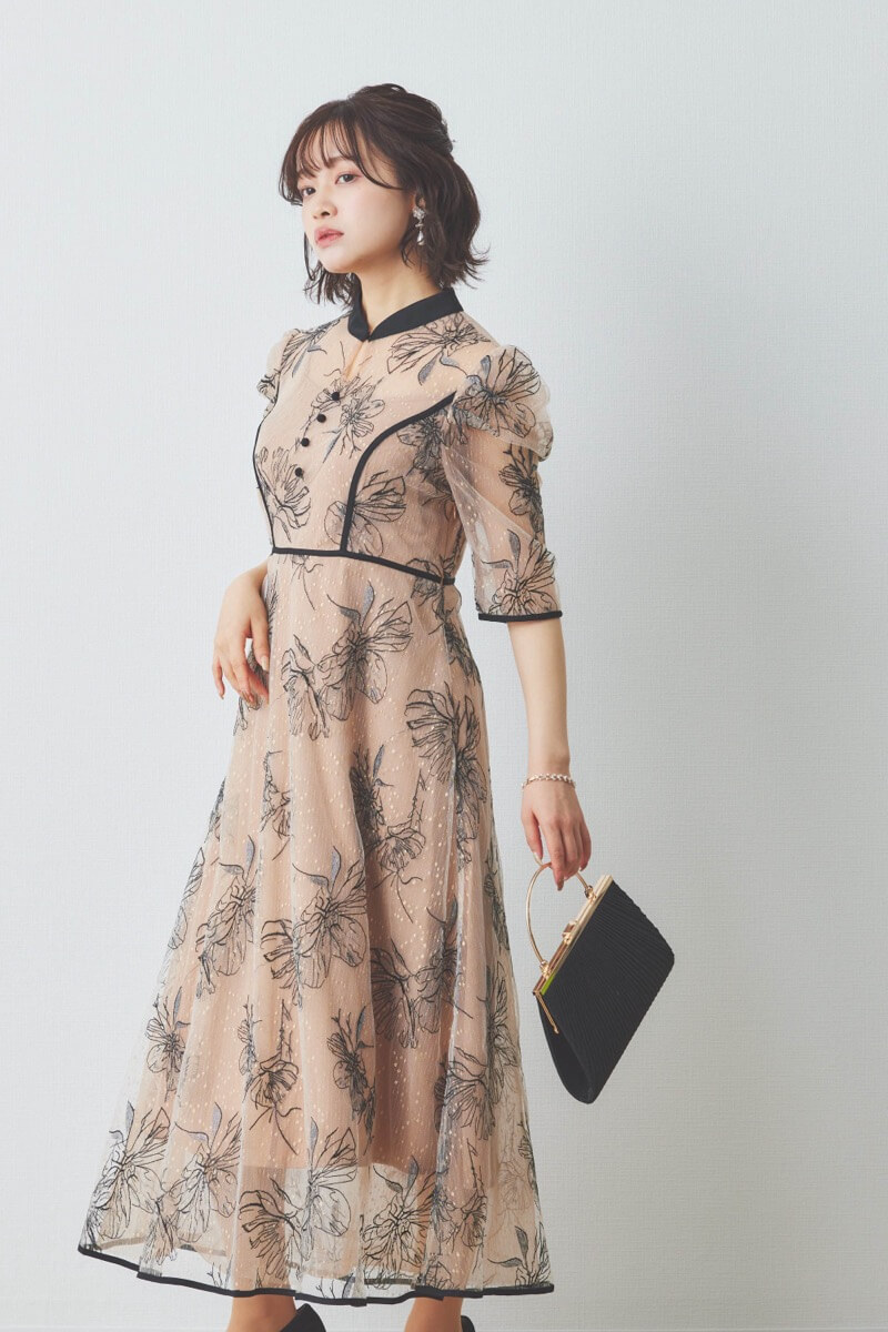 ベージュの配色フラワーレースパイピングドレス