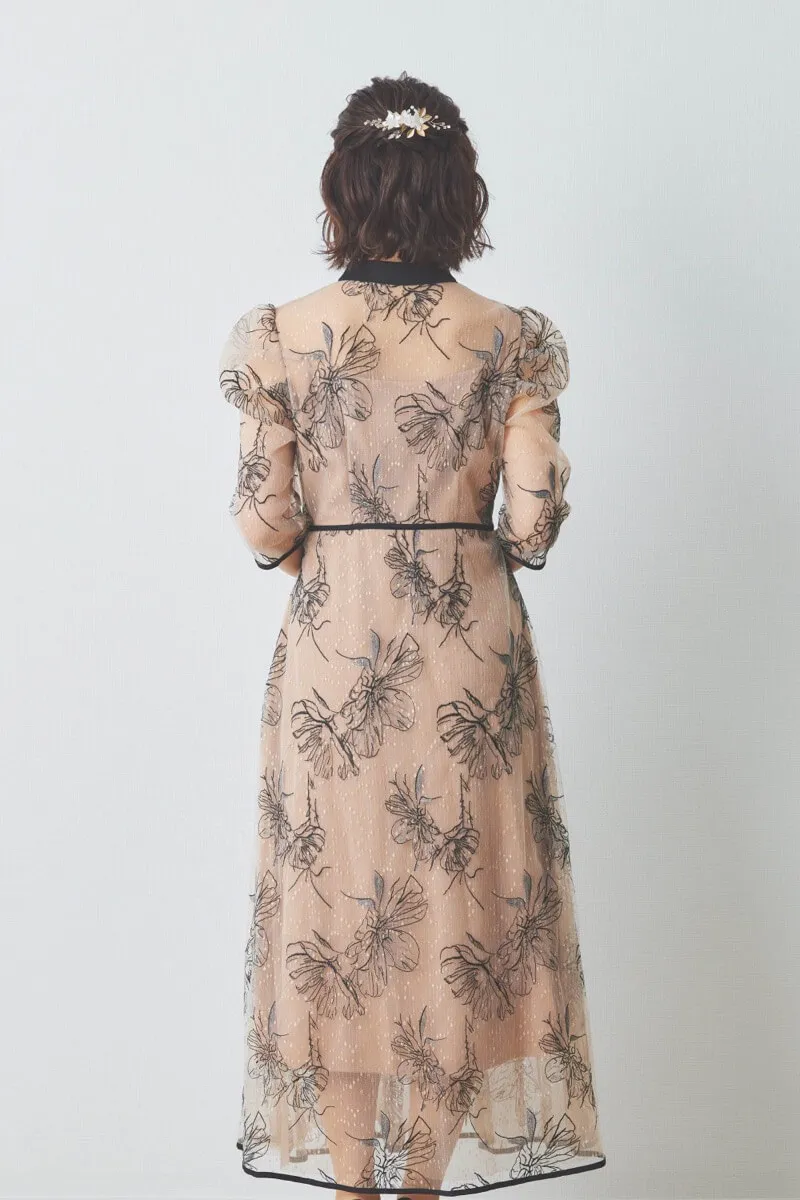 ベージュの配色フラワーレースパイピングドレス