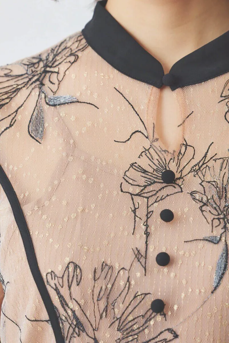 ベージュの配色フラワーレースパイピングドレス