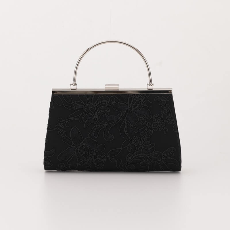 ブラックの刺しゅうレースがま口バッグ