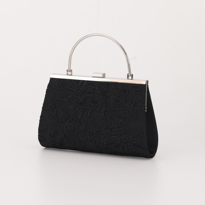 ブラックの刺しゅうレースがま口バッグ