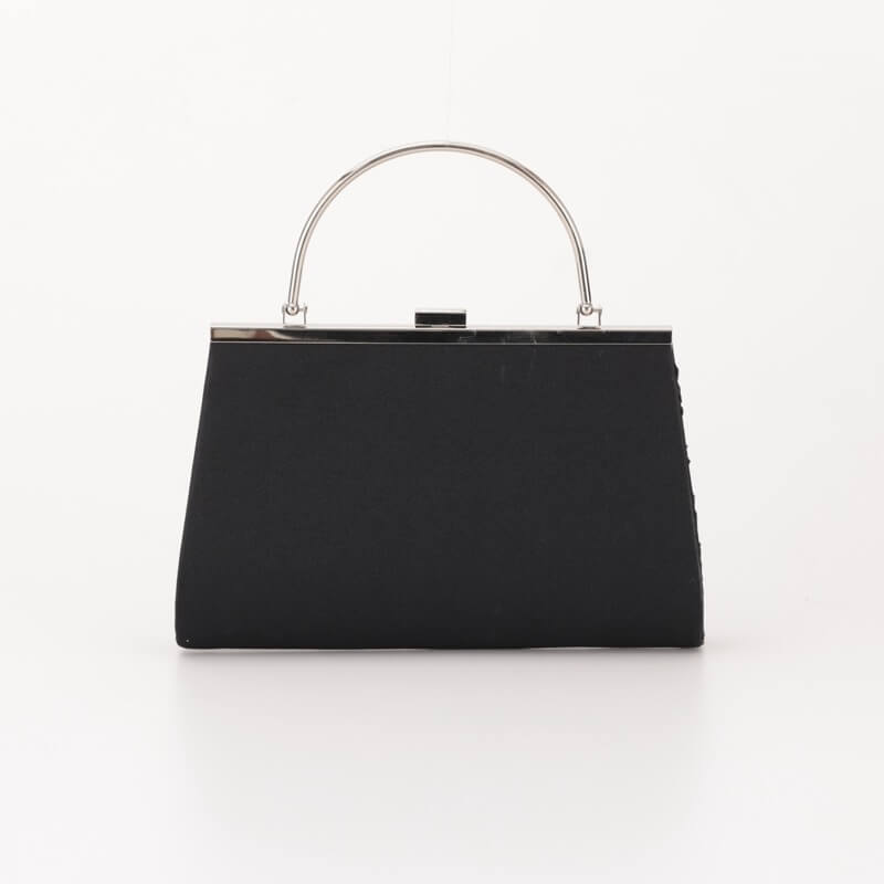 ブラックの刺しゅうレースがま口バッグ