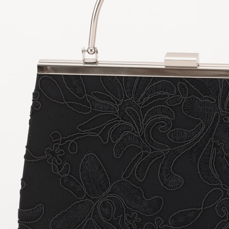 ブラックの刺しゅうレースがま口バッグ