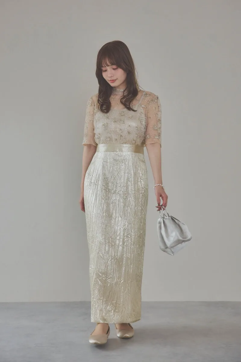 ベージュの刺繍トップス付きシャイニードレス