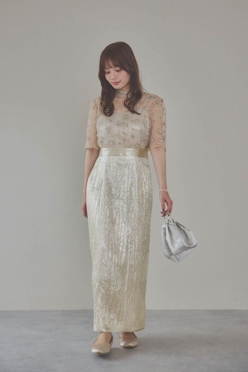 ベージュの刺繍トップス付きシャイニードレス