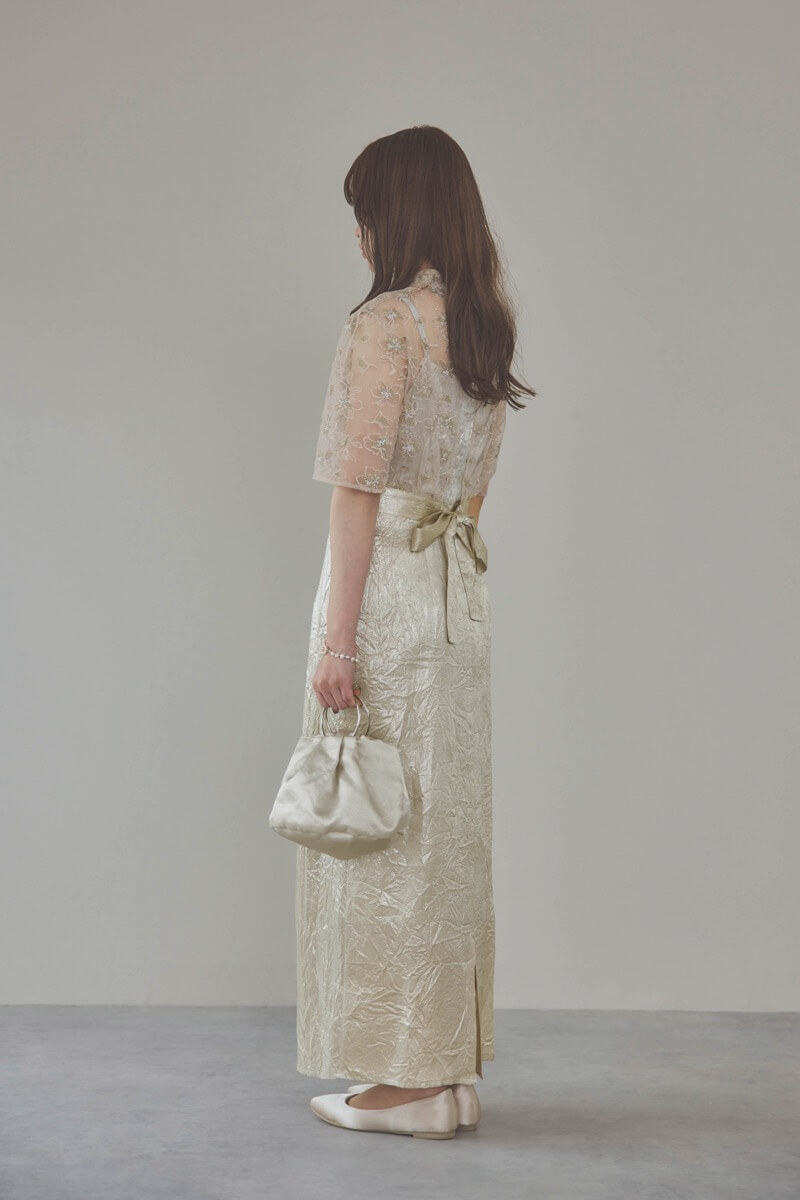 ベージュの刺繍トップス付きシャイニードレス