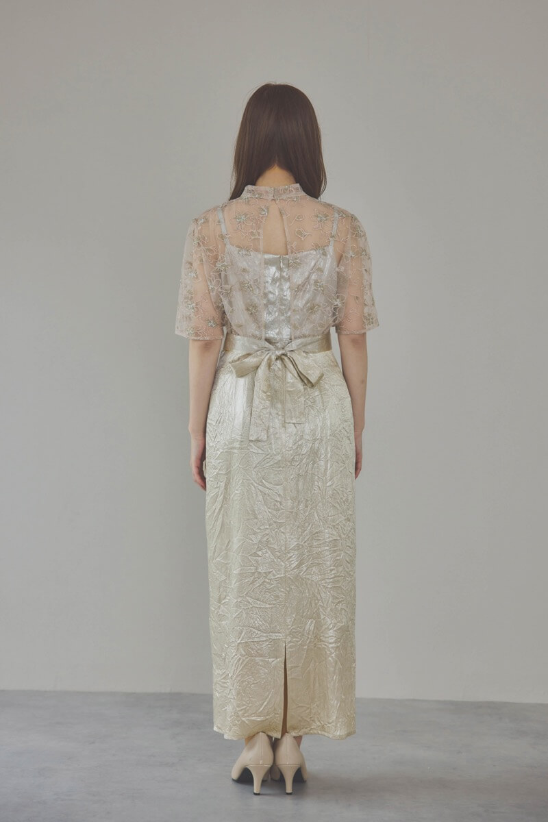 ベージュの刺繍トップス付きシャイニードレス