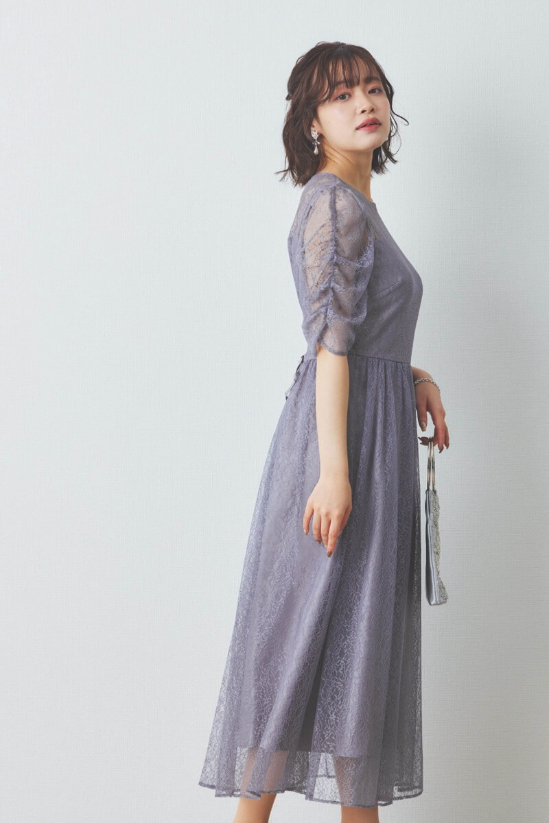 グレーのギャザースリーブレースアップドレス