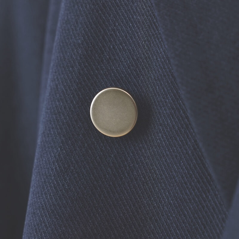 ネイビーの艶消し金ボタンジャケット