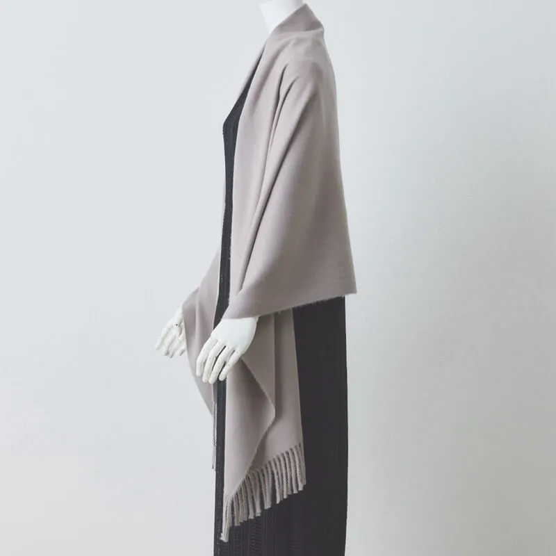 グレージュのカシミアタッチストール