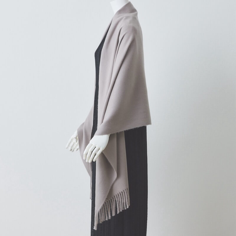 グレージュのカシミアタッチストール