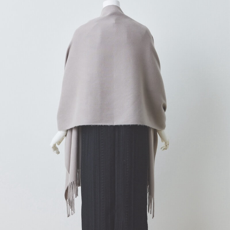 グレージュのカシミアタッチストール
