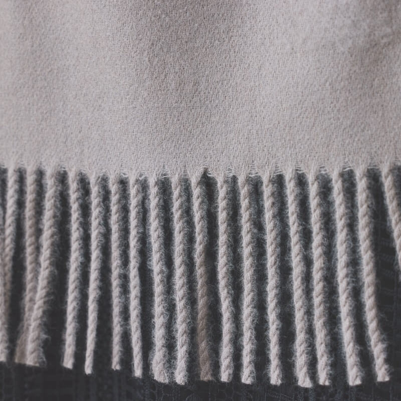 グレージュのカシミアタッチストール