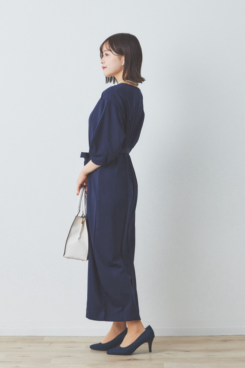 ネイビーのボリュームスリーブポンチワンピース