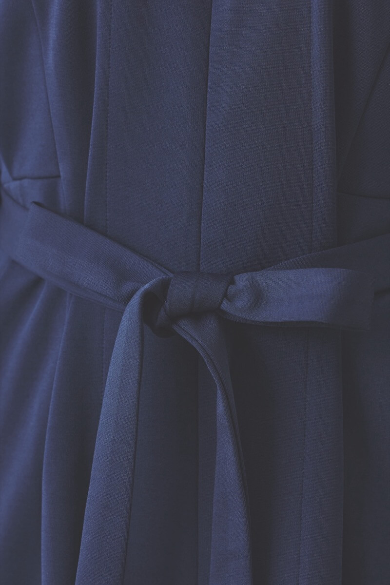 ネイビーのボリュームスリーブポンチワンピース