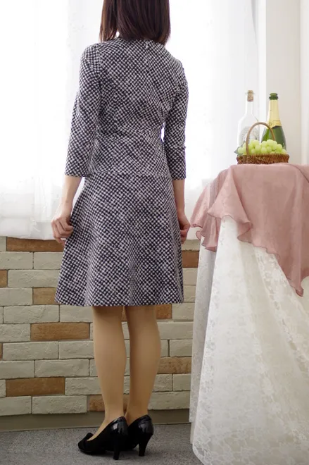 モノトーンのフィット＆フレアワンピース