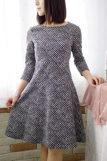モノトーンのフィット＆フレアワンピース